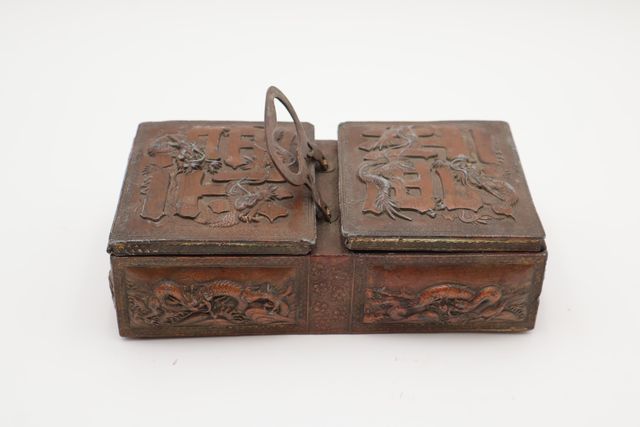CHINE – Boîte en métal repoussé à décor de Dragons et d’idéogramm...
