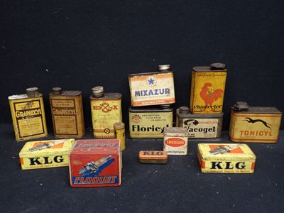 de nombreux types de boîtes sur fond noir