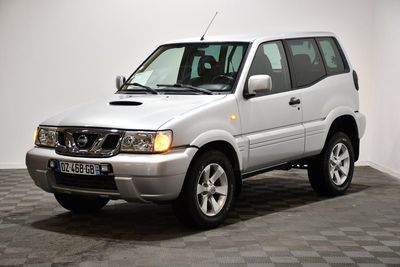 une photo d'un 4x4 blanc garé dans une pièce