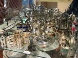 une vitrine en verre contenant des objets en argent