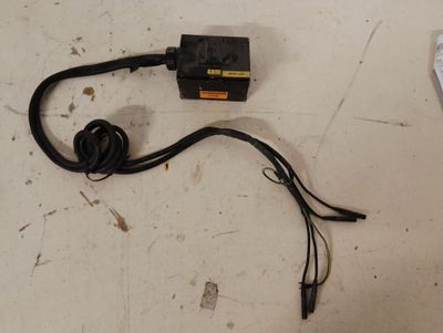 une télécommande posée sur une table à côté d'une souris d'ordinateur