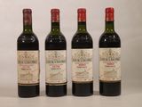 trois bouteilles de vin sont alignées sur une surface blanche