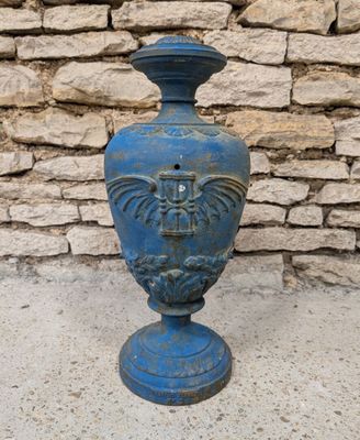 un vase bleu posé par terre