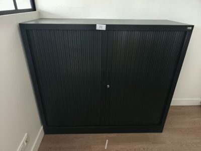 armoire de rangement en métal noir à portes coulissantes dans une pièce