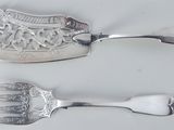 deux cuillères et une fourchette posées sur une table