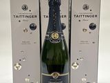 une bouteille de champagne posée à côté de deux cartons de vin