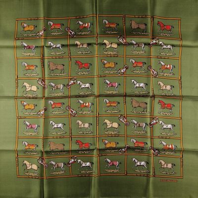 foulard en soie vert orné de chevaux et de calèches