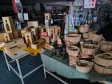 une table sur laquelle sont posés des paniers et des boîtes, dans un magasin