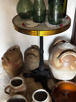 de nombreux vases et bocaux posés sur une table dans une pièce