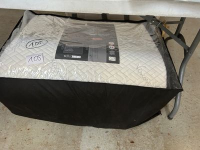 un matelas posé sous une table pliante
