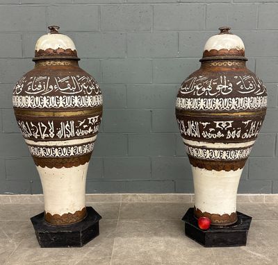 deux grands vases ornés d'inscriptions en arabe