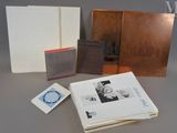 une image représentant une pile de livres posée sur une table