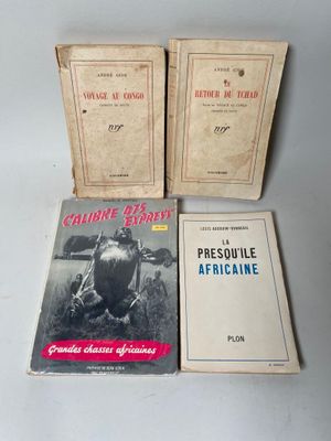 trois livres sont posés sur une table à fond blanc