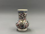 un petit vase orné d'un motif floral