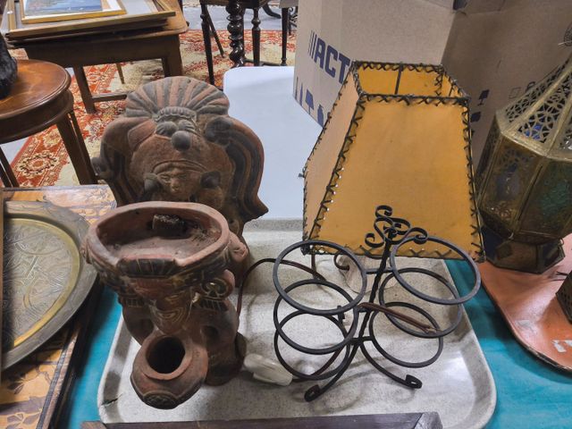 Lot de deux sculptures mexicaines modernes, une lampe en céramiqu...