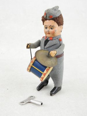 figurine représentant un homme avec un tambour et un roitelet