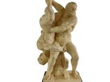 statue représentant deux hommes se disputant la statue d'une femme