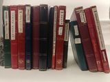 beaucoup de livres qui traînent sur une étagère