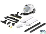 un aspirateur blanc et noir avec des produits d'entretien sur fond blanc