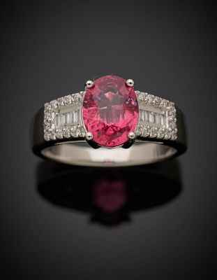 une bague en tourmaline rose et diamant