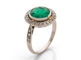 une bague en émeraude et diamant