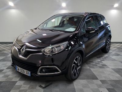 la voiture noire est garée sur un sol en damier dans le garage