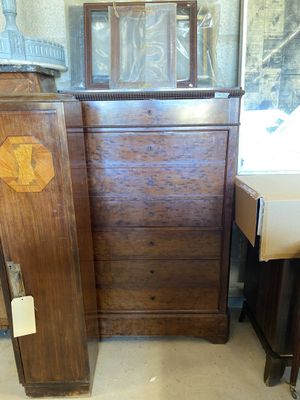 une commode en bois surmontée d'un miroir