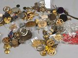 une pile d'objets assortis sur une table