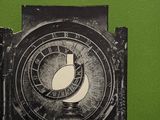 un livre vert sur lequel figure l'image d'une horloge