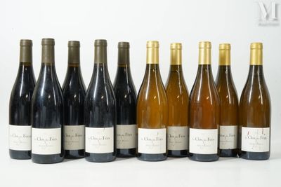 six bouteilles de vin sont alignées sur une table