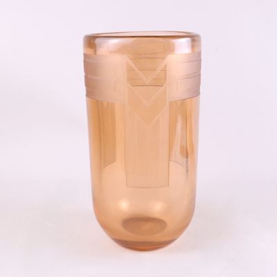 une image représentant un verre orné d'un motif géométrique