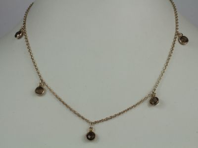gros plan d'un collier sur un mannequin mannequin mannequin mannequin mannequin mannequin mannequin mannequin mannequin