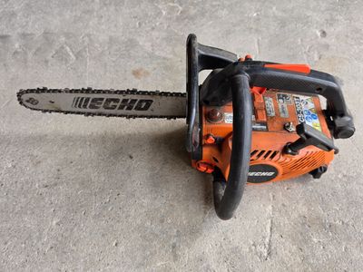 an image of a chainsaw sitting on the ground