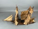 une maquette de voilier exposée sur une table