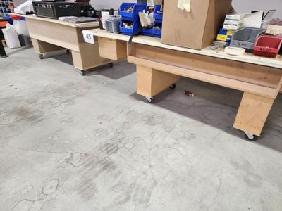 une pièce où il y a beaucoup de cartons et d'autres objets par terre