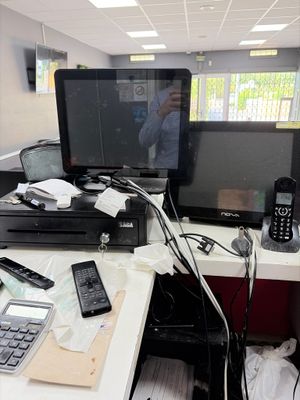 un bureau sur lequel se trouvent de nombreux appareils électroniques et un téléphone