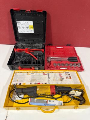 une boîte à outils posée sur une table près d'un mur rouge