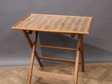 une photo d'une petite table en bois posée sur un parquet