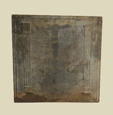 Plaque de cheminée en fonte de forme quadrangulaire à décor …