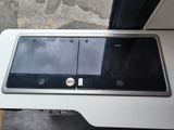 un micro-ondes et un grille-pain posés sur une table