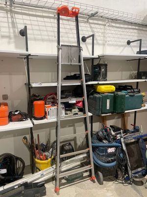 de nombreux outils et accessoires sur les étagères du garage