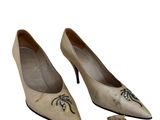 une paire de chaussures beiges ornées de nœuds sur le bout