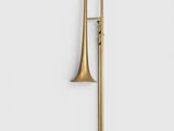 un trombone en laiton sur fond blanc