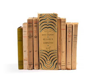 plusieurs vieux livres sont empilés sur une surface blanche