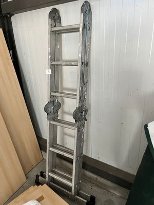une échelle appuyée contre un mur dans un garage