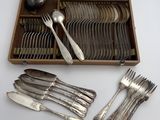 un service d'argenterie dans un coffret en bois comprenant des cuillères, des fourchettes et des cuillères