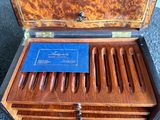 une boîte en bois contenant quatre cigares