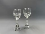 deux verres à vin vides posés sur une table blanche