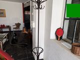 une pièce avec une table, une chaise et une fenêtre