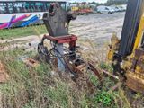 un bulldozer garé sur le bord de la route